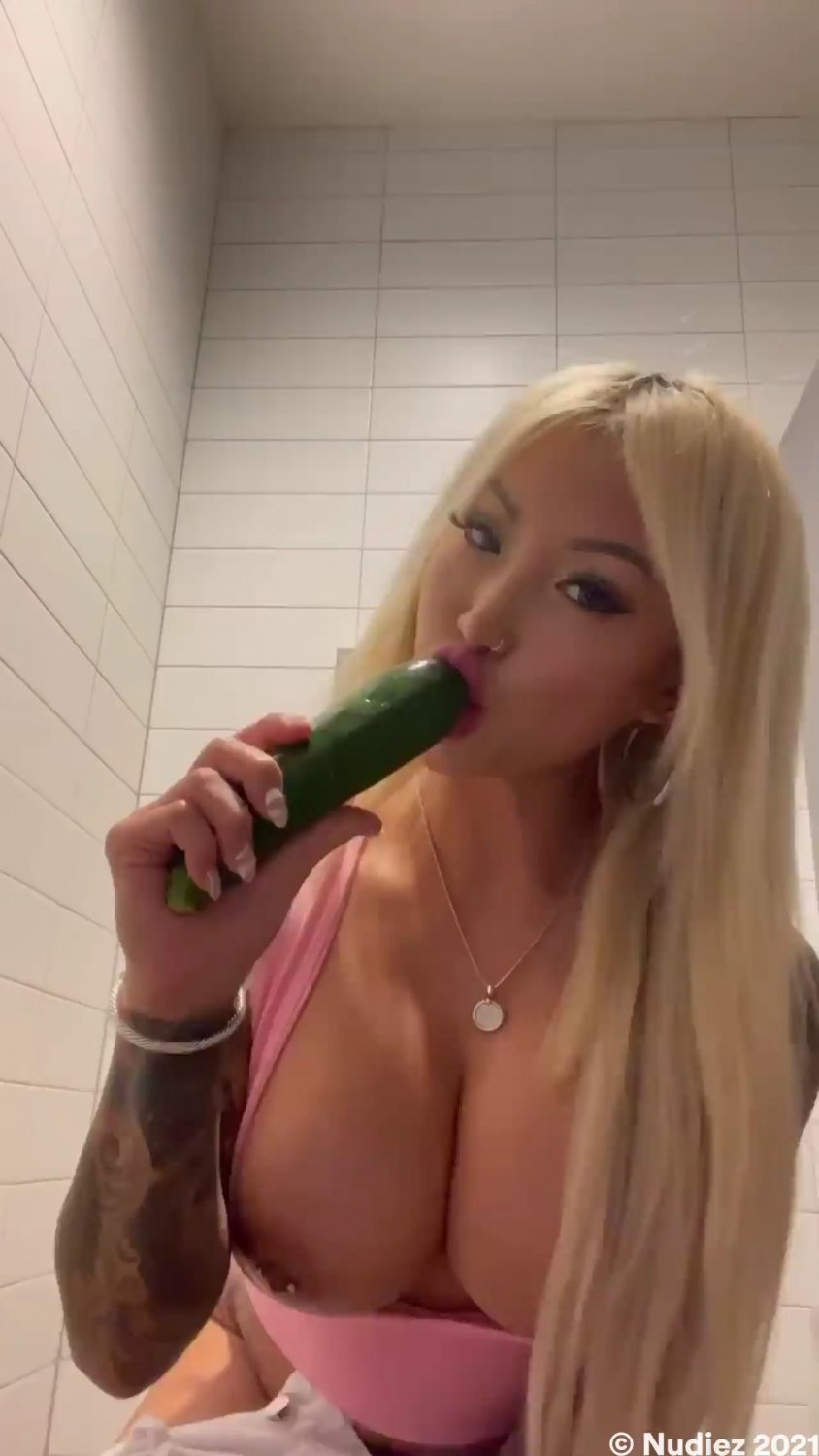 Sexy Asian slut loves the produce section #ymCOmsyH