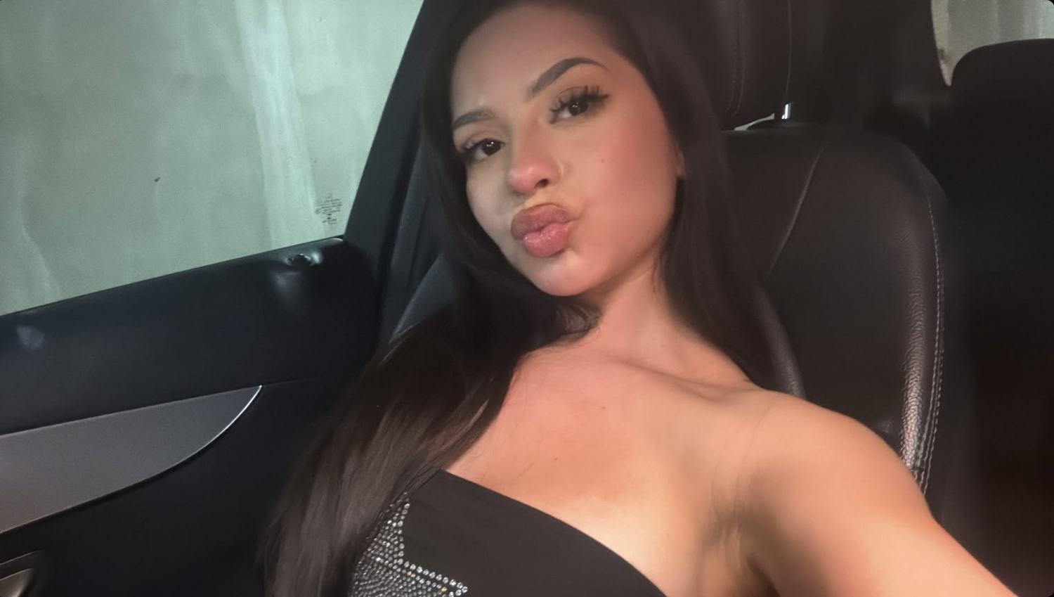 Chola Cali Stripper desperate to make money during Pandemic makes licking sounds lmao ASMR #BA39mEx8