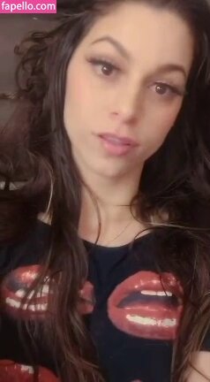Jenny Reis Suzano peladinha exibindo seus peitos branquinhos. Uma beldade brasileira #HQ6Uj10i