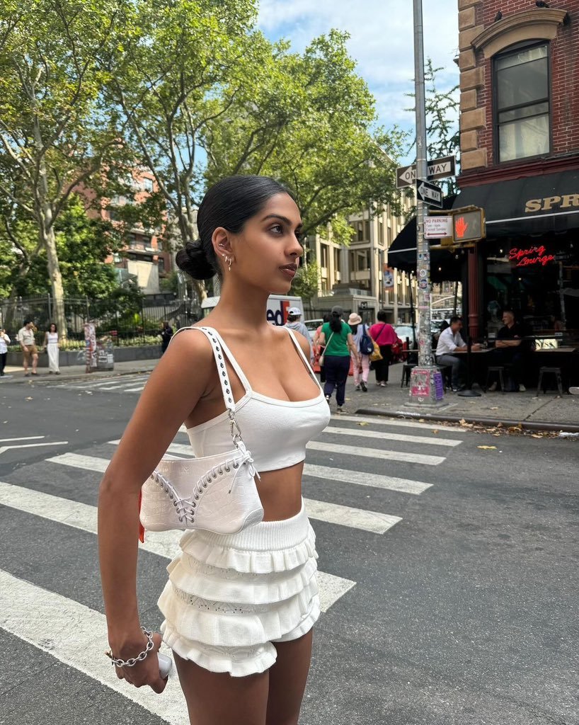 Do yall think this desi camel nigga slut knows we can all see her brown nipples #grTyOWoi